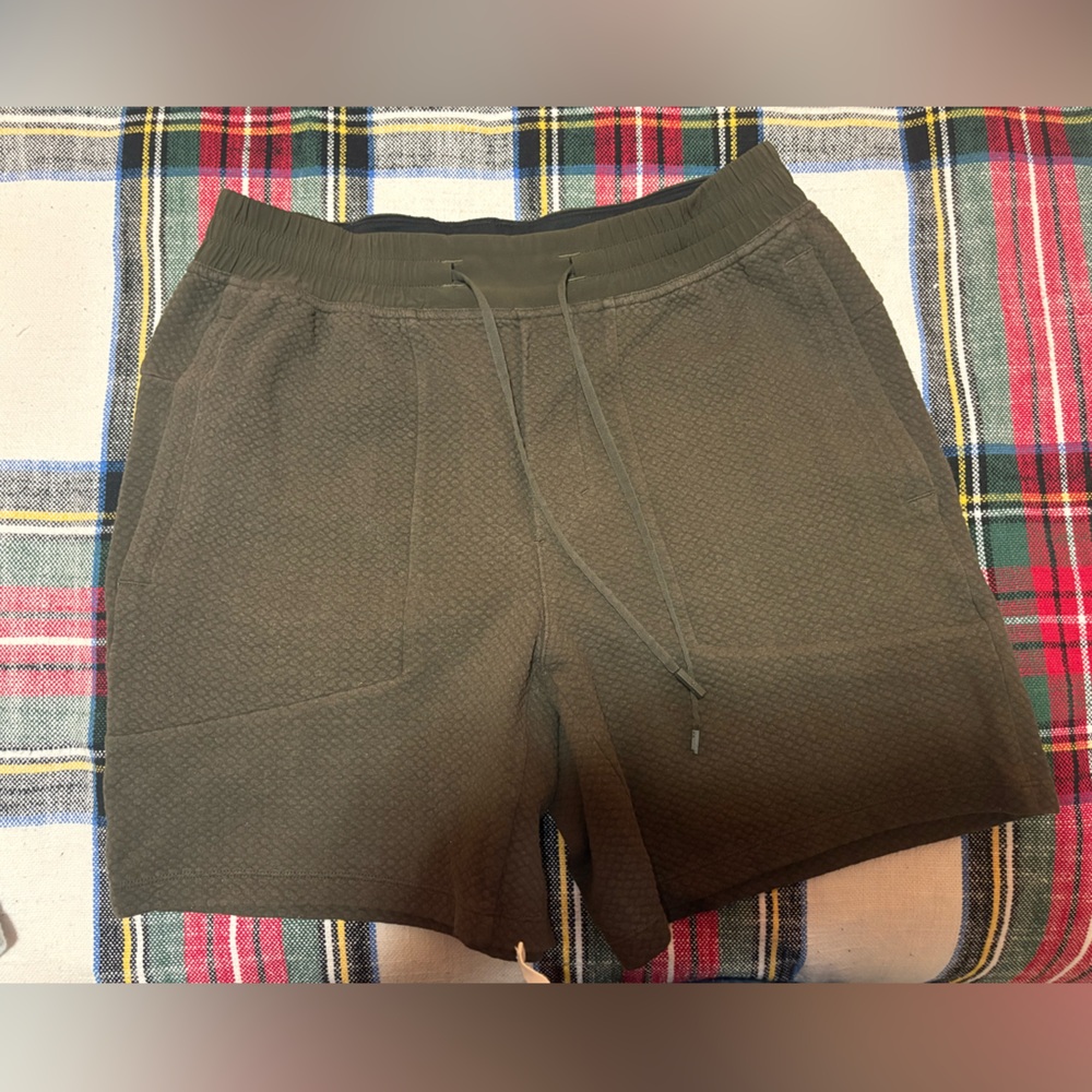 Lululemon At ease 7 inch inseam Size Large short